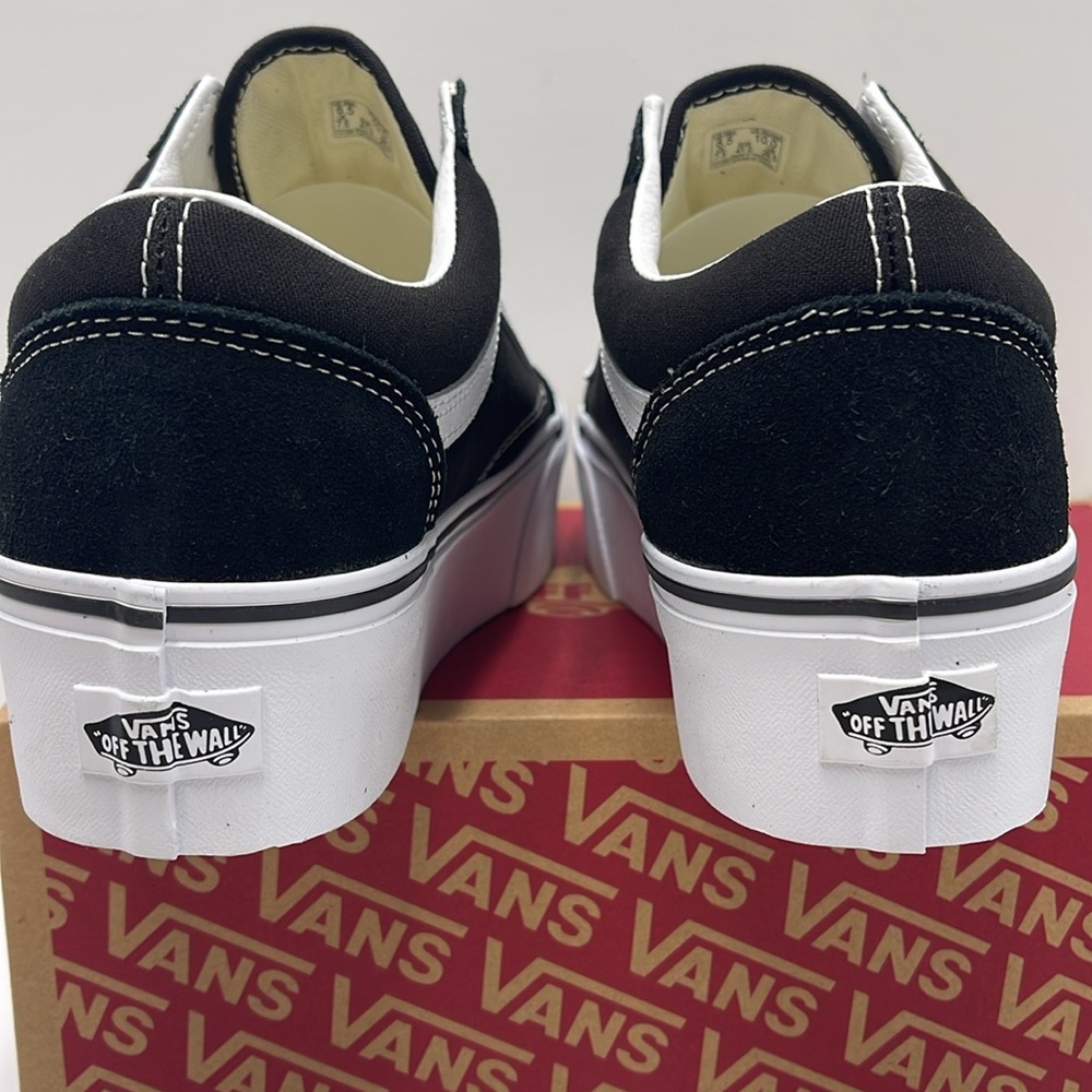 Vans Women’s Old Skool Stackform Suede/Canvas Black/True W
VN0A7Q5M6BT
Platforms - Picture 13 of 16